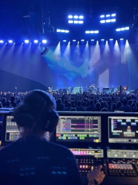 Kille Knobel chooses Elation fixtures for Pearl Jam’s “Dark Matter” tour