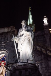 Anolis beleuchtet Fassade der Rosenkranz-Basilika in Lourdes