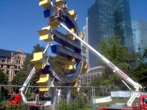 Mateco-Arbeitsbühnen unterstützen Grundsanierung der Euro-Skulptur
