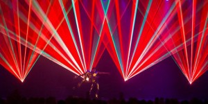 Gäste spenden mehr als 200.000 Euro bei Charity-Gala mit Laserperformance von Tarm
