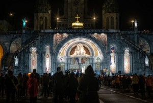 Anolis beleuchtet Fassade der Rosenkranz-Basilika in Lourdes