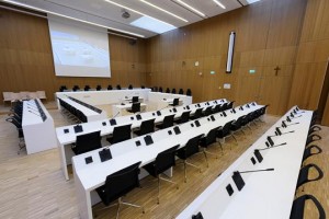 Meyer Sound-Beschallungstechnik in Münchener Gerichtssaal installiert