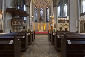 Cobra installiert Lautsprecher in der Hauptkirche St. Petri 