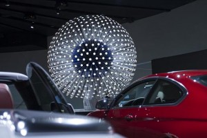 OLED-Installation „Pusteblume“ im BMW-Museum