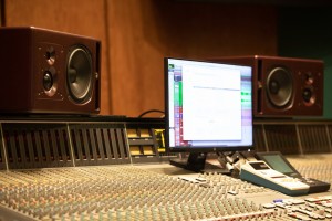 Caco Refojo nutzt Monitor-Lösungen von PSI Audio im Studio
