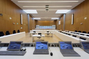 Meyer Sound-Beschallungstechnik in Münchener Gerichtssaal installiert
