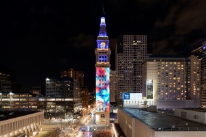 Digital Projection und Display Devices liefern gemeinsame Projektionslösung für Uhrturm in Denver