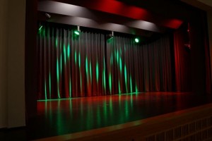 Neue LED-Bühnenbeleuchtung in der Stadthalle Roding installiert
