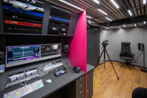 Broadcast Solutions konzipiert und realisiert mobiles Studio für Universität der Bundeswehr