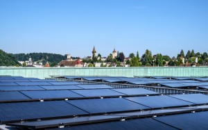 Photovoltaikanlage auf Dach des KKL Luzern montiert