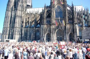 Prozession vor dem Kölner DOM