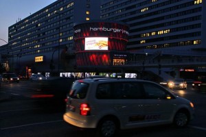 Riesige LED-Wand von Mitsubishi Electric in Hamburger Top-Lage installiert